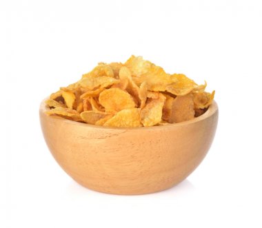 Beyaz arkaplanda izole mısır gevrekleri