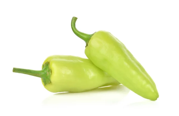 Groene hot chili peper geïsoleerd op de witte achtergrond. — Stockfoto