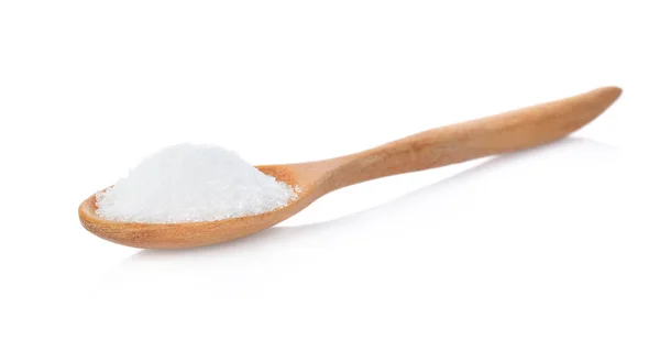 Sól w drewnianej łyżce na białym tle — Zdjęcie stockowe