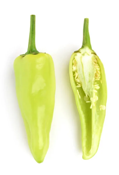 Πράσινες πιπεριές απομονωμένες σε λευκό φόντο, — Φωτογραφία Αρχείου