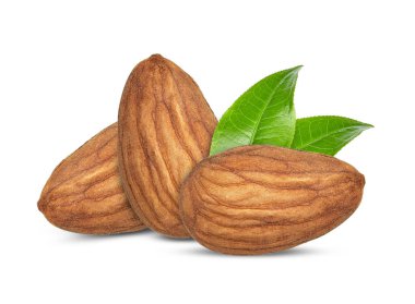 Beyaz arkaplanda izole edilmiş bademler