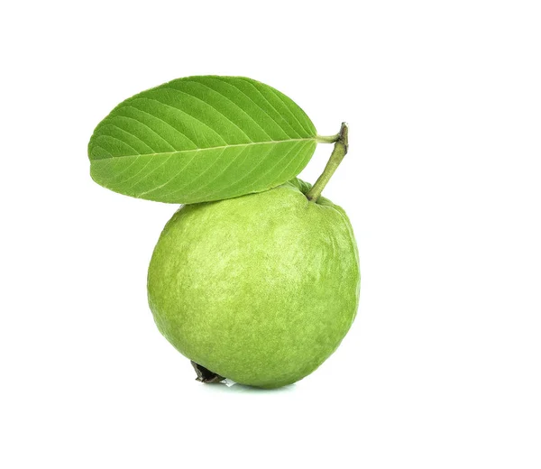 Fruta de goiaba fresca isolada sobre fundo branco — Fotografia de Stock