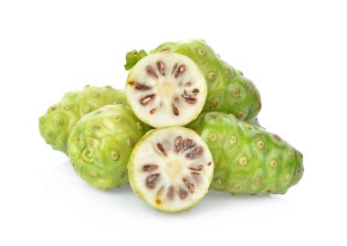 Büyük Morinda beyaz arka planda izole