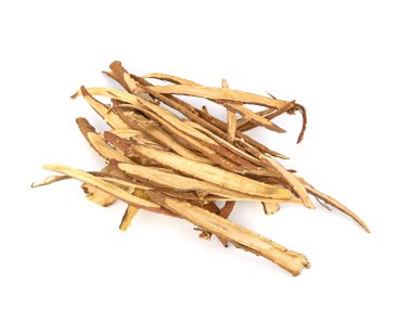 Beyaz arkaplandaki meyan köklerini kes