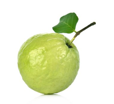 Beyaz arkaplanda guava ve yeşil yaprak