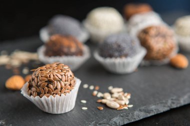 Çiğ vegan tatlı cocao topları