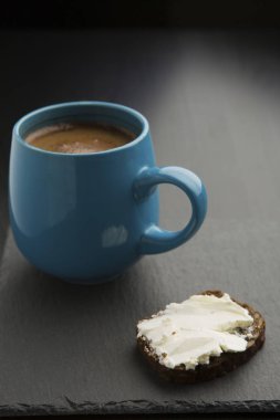 Çavdar ekmeği, deniz mavi kupa kahve
