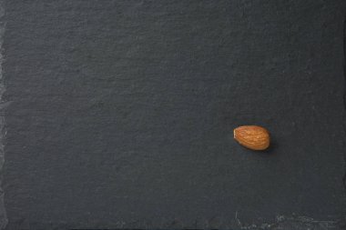 Badem fındık üzerinde koyu arka plan, üstten görünüm