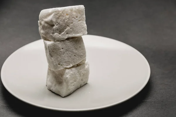 Marshmallow kuber på vit platta — Stockfoto