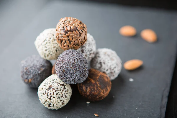 Çiğ vegan tatlı şeker topları — Stok fotoğraf