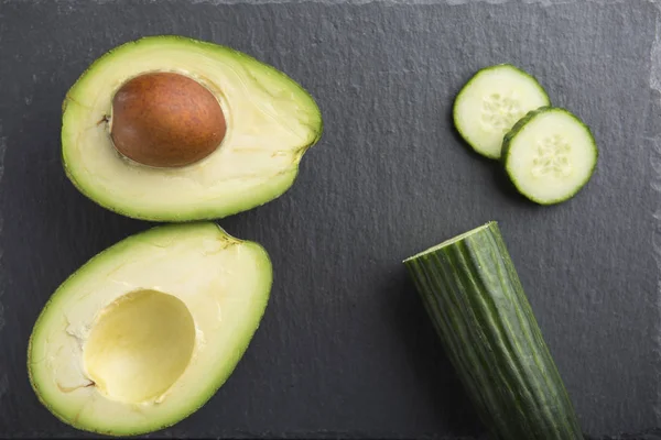 Зеленый смузи ингредиенты - авокадо, огурец на темном фоне — стоковое фото