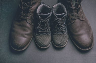 Baba'nın çizmeler ve bebeğin ayakkabılar, babalar günü kavramı.