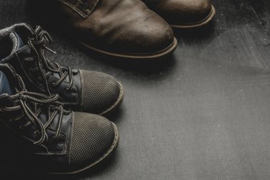 Baba'nın çizmeler ve bebeğin ayakkabılar, babalar günü kavramı.