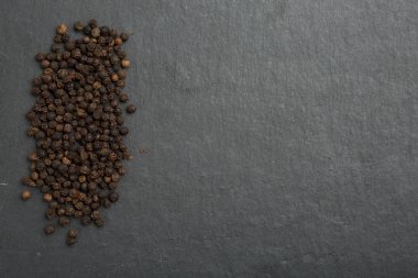 Karanlık taş zemin üzerine karabiber