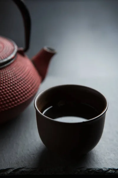 Rode ijzer theepot op donkere kleur achtergrond — Stockfoto
