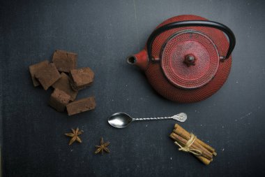 geleneksel Japon demir demlik çikolata hatmi ve baharat ile