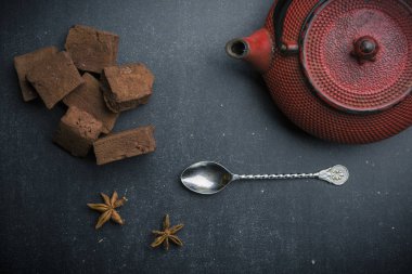 Çay kompozisyon koyu arka plan üzerinde