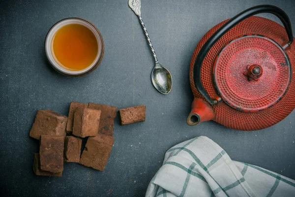 Složení čaje s marshmallow, šálek čaje a tradiční konvici na tmavém pozadí. — Stock fotografie