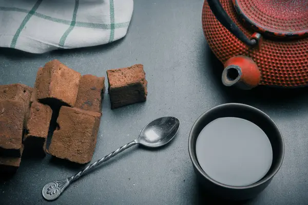 Složení čaje s marshmallow, šálek čaje a tradiční konvici na tmavém pozadí. — Stock fotografie