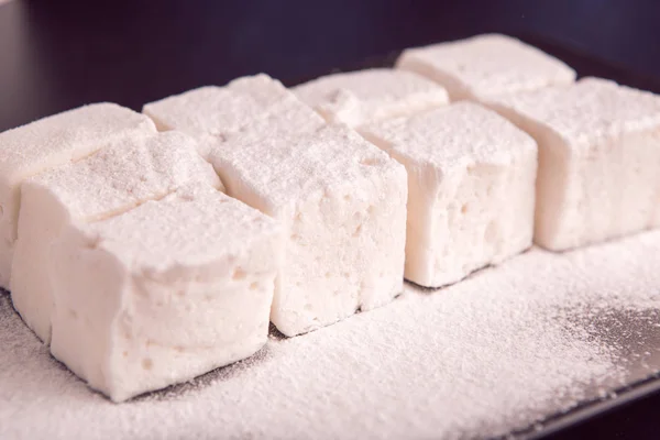 Cubos de marshmallow na placa preta — Fotografia de Stock