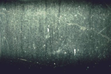 Güneş ışığı düşünce kirli pencere gider