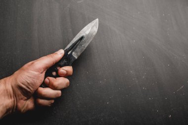 adam bir taktik bıçak elinde tutuyor.