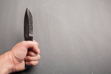 adam bir taktik bıçak elinde tutuyor.