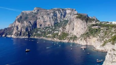 Positano İtalya tekneler ve dağ ile havadan görünümü