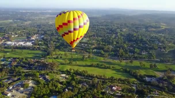 Antenne kreist um gelben Heißluftballon — Stockvideo