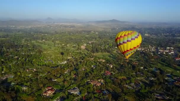 Increíble globo aerostático en día claro — Vídeos de Stock