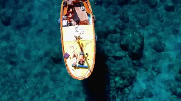 Aerial Zoom View of People in Boat — Stock Video