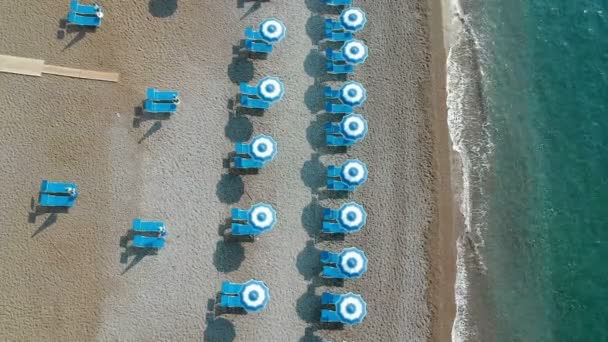 Aérien : Parapluies de plage et personne marchant en Italie — Video