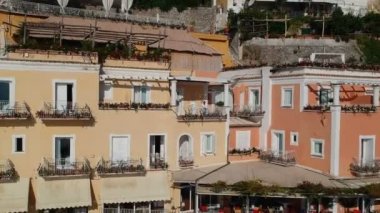 Hava çıkış: Mutlu rahat çift Positano İtalya