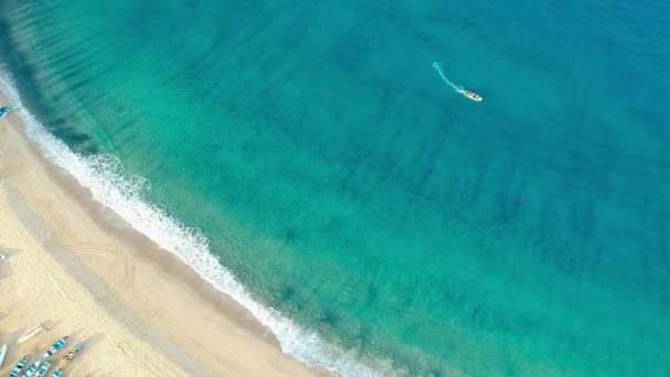 Antenne: schöner strand in todos santos mexiko mit booten — Stockvideo