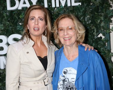  Martha Byrne, Elizabeth Hubbard
