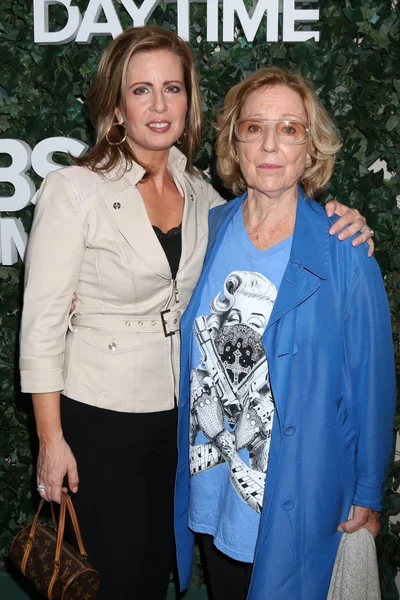  Martha Byrne, Elizabeth Hubbard