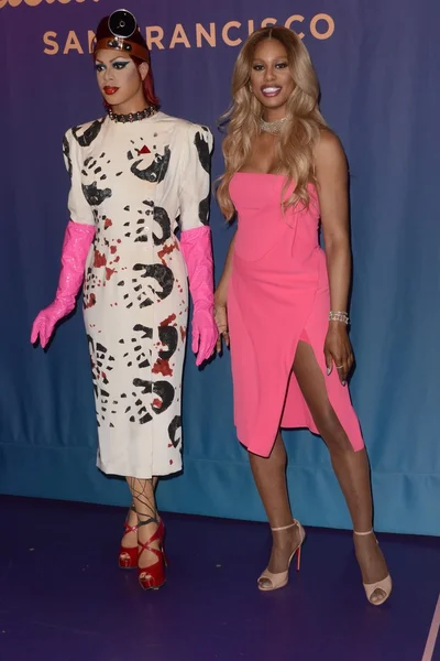 Laverne Cox with her re-styled wax figure — Stock Photo, Image