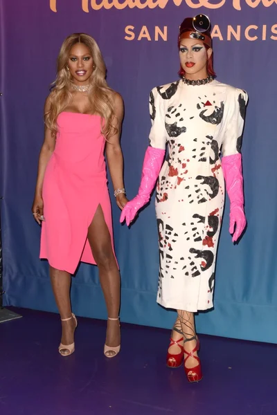 Laverne Cox with her re-styled wax figure — Stock Photo, Image