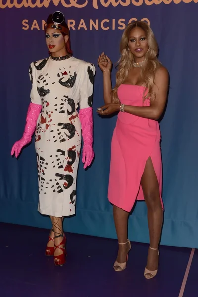 Laverne Cox with her re-styled wax figure — Stock Photo, Image