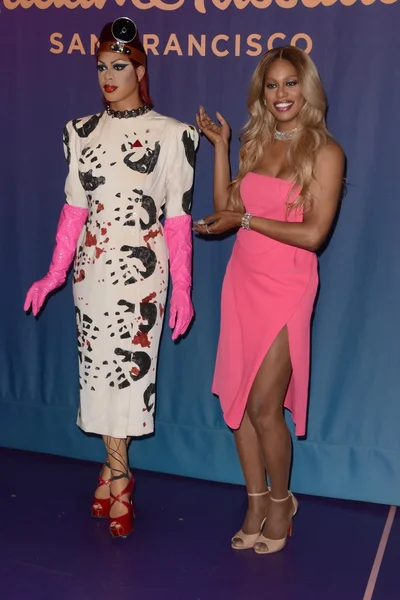 Laverne Cox with her re-styled wax figure — Stock Photo, Image