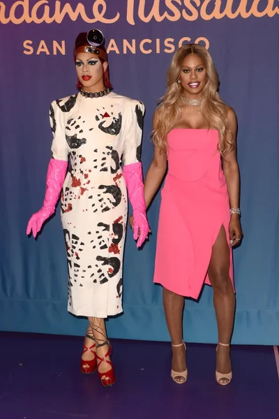 Laverne Cox with her re-styled wax figure — Stock Photo, Image