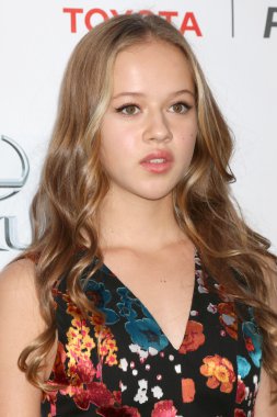 oyuncu Holly Barrett 
