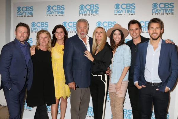 Michael Logan, Staff, Jacob Young, Alley Mills, Heather Tom, Angelica Mcdaniel, John Mccook, Katherine Kelly Lang, Bradley Bell, Jacqueline Macinnes Wood, Darin Brooks, Scott Clifton — Stockfoto