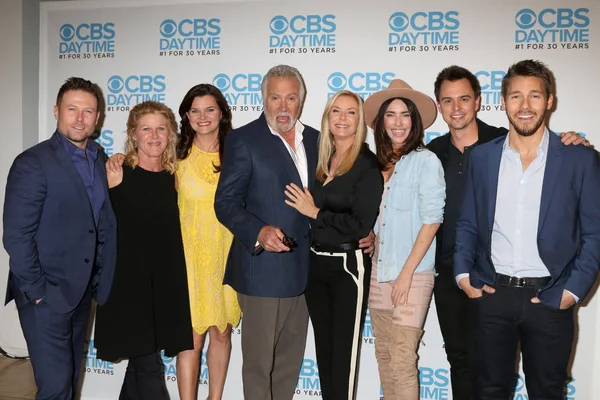 Michael Logan, personal, Jacob Young, Alley Mills, Heather Tom, Angelica Mcdaniel, John Mccook, Katherine Kelly Lang, Bradley Bell, Jacqueline Macinnes Wood, Darin Brooks, Scott Clifton — Foto de Stock