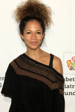 aktris Sherri Saum