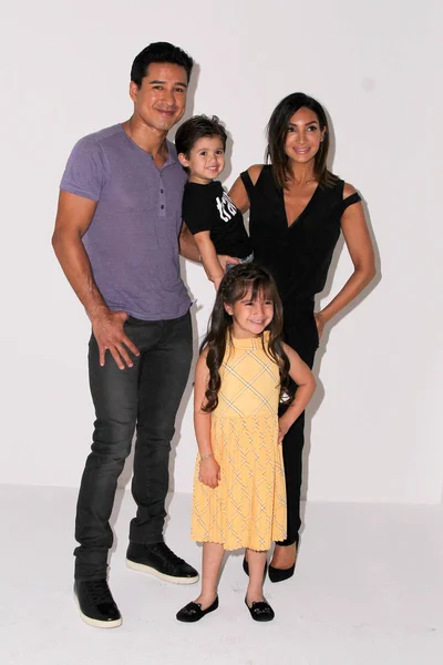 Mario Lopez, Fru, dotter, son — Stockfoto