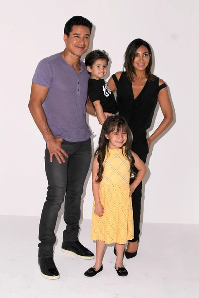 Mario Lopez, wife, daughter, son — Stock Photo, Image