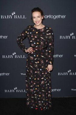 aktris Elizabeth Henstridge