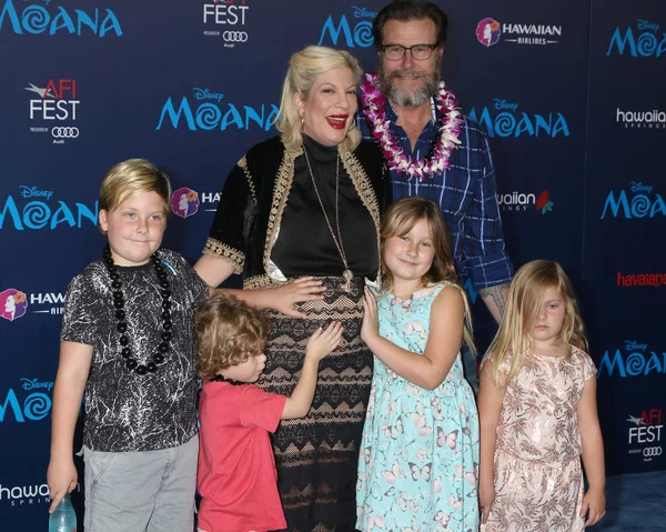 Liam Mcdermott, Tori Spelling, Stella Mcdermott, Dean Mcdermott, Finn Mcdermott, Hattie Mcdermott — Zdjęcie stockowe