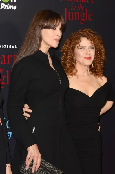 Monica Bellucci, Bernadette Peters — Stockfoto